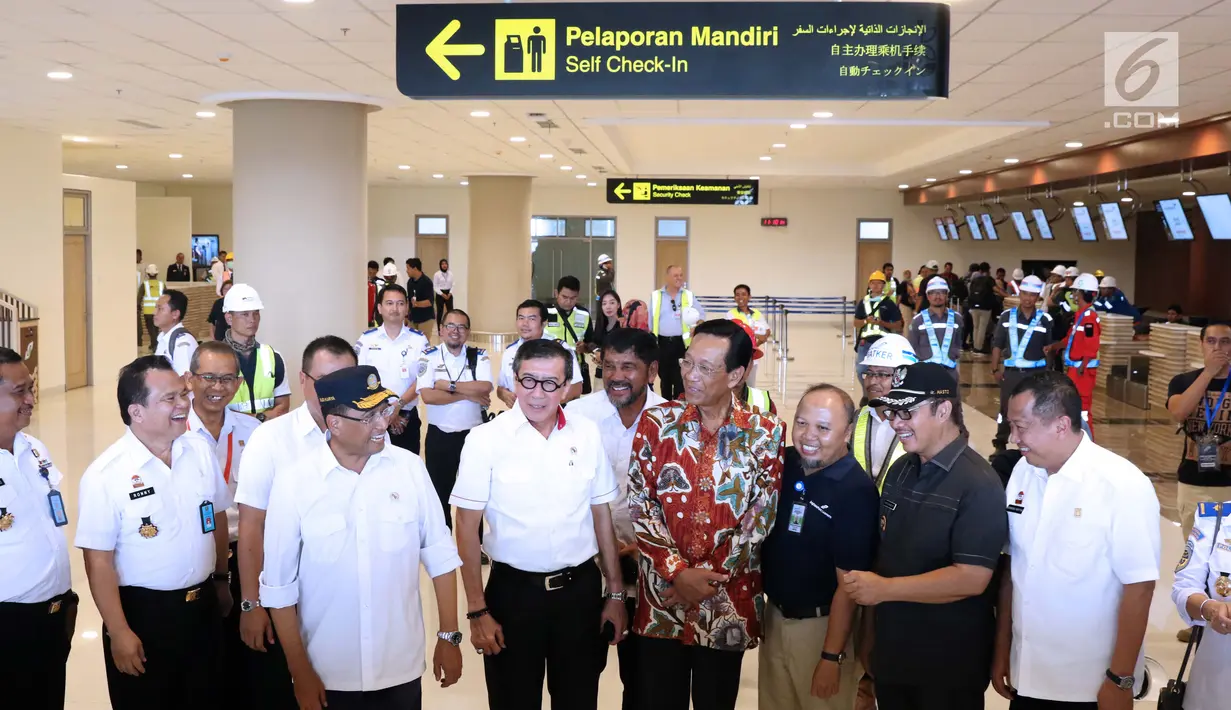 Menteri Hukum dan HAM, Yasonna H Laoly bersama Menhub, Budi Karya Sumadi dan Gubernur DIY, Sri Sultan Hamengku Buwono X  usai meninjau kesiapan petugas imigrasi Bandara Internasional Yogyakarta, Kulon Progo, DI Yogyakarta, Rabu (24/4). (Liputan6.com/Helmi Fithriansyah)
