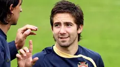 Portugual's Joao Moutinho (R) chats with Fernando Meira (L) during their morning training session at Fontelo Stadium in Viseu, central Portugal, on May 28, 2008. AFP PHOTO / FRANCISCO LEONG