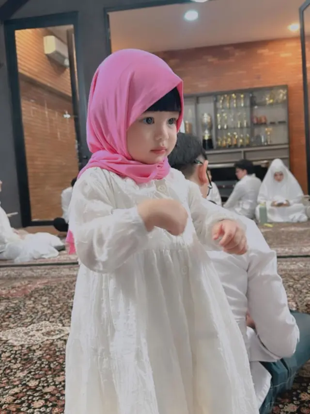 Potret Lucunya Ameena Anak Aurelie Hermansyah dan Atta Halilintar Berhijab Pink dan Berponi, Disebut Bak Boneka Hidup