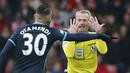  Wasit Martin Atkinson terlihat memberi isyarat kepada pemain Manchester City Nicolas Otamendi pada lanjutan Liga Premier Inggris di Stadion Britania, Inggris, Sabtu (5/12/201(5) Reuters/Phil Noble)