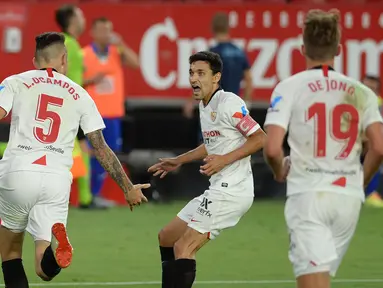 Pemain Sevilla merayakan gol yang dicetak Lucas Ocampos ke gawang Eibar pada laga lanjutan La Liga pekan ke-34 di Estadio Ramon Sanchez Pizjuan, Selasa (7/7/2020) dini hari WIB. Sevilla menang 1-0 atas Eibar. (AFP/Cristina Quicler)