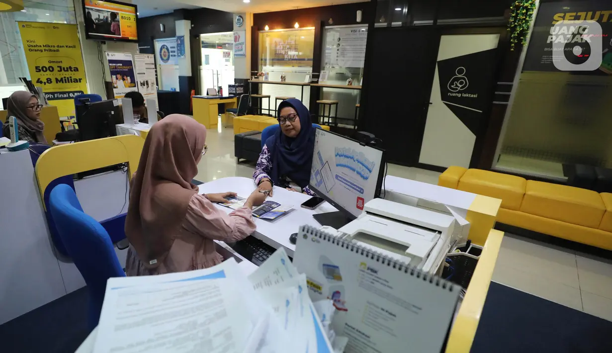 Petugas melayani wajib pajak di salah satu kantor pelayanan pajak Pratama di Jakarta, Kamis (30/5/2024). (Liputan6.com/Angga Yuniar)