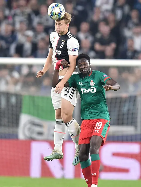 Bek Juventus, Matthijs de Ligt berebut bola udara dengan pemain Lokomotiv Moscow, Eder  pada pertandingan lanjutan grup D Liga Champions di Stadion Allianz, Turin, Italia (22/10/2019). Juventus menang tipis atas Lokomotiv Moscow 2-1. (Andrea Di Marco/ANSA via AP)