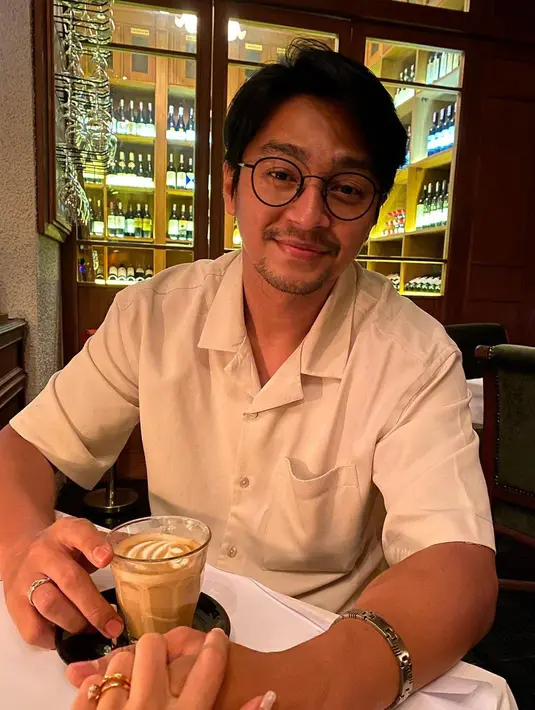 Ia juga mengunggah foto sang suami Deva Mahenra, yang juga mengenakan kemeja putih. Tampil kasual, Deva tampak menambahkan kacamata berbingkai tipis sebagai pemanis penampilannya yang sudah tampan. Foto: Instagram.