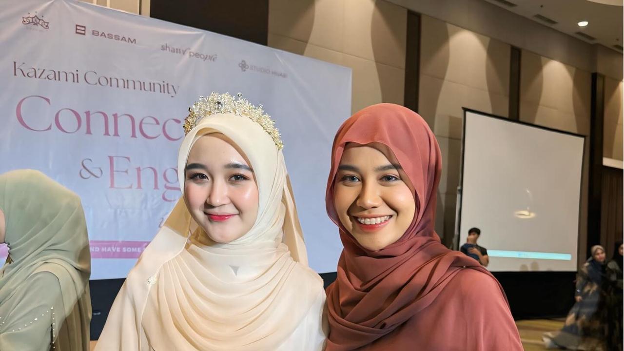 7 Potret Mayang Lucyana Tampil Pakai Gamis dan Berhijab, Kini Banjir Pujian