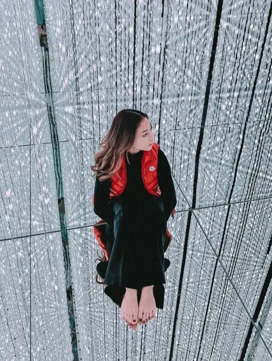 Sementara Nikita Willy mengenakan setelan baju panjang warna hitam dipadukan vest puffer warna merah. @nikitawilly94.