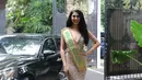 Miss Grand International 2016, Ariska Putri Pertiwi tiba di kawasan Menteng, Jakarta, Senin (21/11). Ariska sukses memenangkan dua penghargaan sekaligus di ajang Miss Grand International 2016 di Las Vegas. (Liputan6.com/Herman Zakharia)