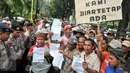 Ratusan tukang becak membawa surat untuk Gubernur DKI, Basuki Tjahaja Purnama saat melakukan unjuk rasa di depan Balai Kota Jakarta, Kamis (28/1). Aksi tersebut terkait larangan para tukang becak untuk beroperasi. (Liputan6.com/Yoppy Renato)