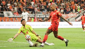 Hingga akhir pertandingan, skor todak berubah, Persija unggul 2-1 atas PSM Makassar. Tambahan tiga poin membuat Persija naik ke peringkat kedua BRI Super League 2025/2026 dengan 47 angka. Tampak dalam foto, pemain depan Persija, Gustavo Almeida Dos Santos (kanan) mencoba mengecoh penjaga gawang PSM Makassar, M. Reza Arya Pratama pada laga pekan ke-22 BRI Super League 2025/2026 di Jakarta International Stadium, Jumat (20/2/2026) malam WIB. (Bola.com/Abdul Aziz)