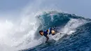 Rio mencatatkan nilai yang tidak lebih baik dari pesaingnya dalam Heat 3, atlet selancar ombak Afrika Selatan Jordy Smith. (Ed Sloane/Pool Photo via AP)