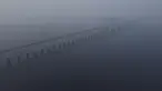 Asap kebakaran hutan memenuhi udara di sepanjang jembatan Jornalista Phelippe Daou di atas Sungai Negro di Manaus, negara bagian Amazonas, Brasil, Selasa (27/8/2024). (AP Photo/Edmar Barros)