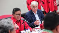 Sekjen DPP PDI Perjuangan Hasto Kristiyanto saat menerima kunjungan Chairman of the Board of Trustee FNF, Jurgen Morlok di Jakarta, Senin (30/10). Pertemuan membahas kerjasama antarkedua belah pihak. (Liputan6.com/Faizal Fanani)