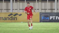 Bek Timnas Indonesia, Justin Hubner, saat duel melawan Tanzania di Stadion Madya, Jakarta, Minggu (2/5/2024). (Bola.com/Abdul Aziz)