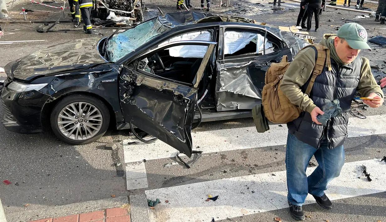 Petugas penyelamat memeriksa lokasi serangan rudal Rusia di Kiev, Ukraina, Senin (10/10/2022). Selain menyerang Ibu Kota Kiev, Rusia dilaporkan turut melakukan serangan rudal ke Lviv, wilayah barat Ukraina. (AP Photo/Adam Schreck)