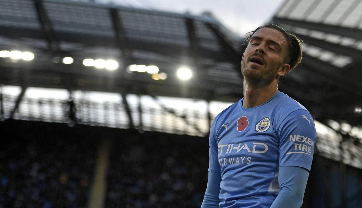 Belum genap semusim di Manchester City, Jack Grealish malah mengalami penurunan nilai pasarnya karena sering didera cedera. Hal tersebut membuat Pep Guardiola sering menaruhnya di bangku cadangan. Ia mengalami penurunan nilai pasar sebesar 20 juta euro atau setara 322 miliar rupiah. (AFP/Oli Scarff)