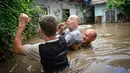 Pihak berwenang Rumania telah mengirim peringatan cuaca buruk kepada warga, sementara layanan darurat membersihkan genangan banjir dari rumah-rumah. (Daniel MIHAILESCU/AFP)