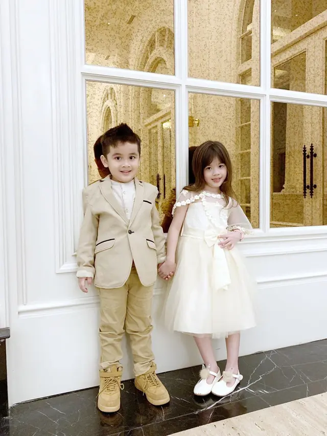 7 Potret Terbaru Zac dan Zoe, Anak Kembar Jonathan Frizzy yang Menggemaskan
