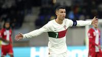 Cristiano Ronaldo mencetak brace dalam duel Portugal melawan Luksemburg pada matchday kedua Grup J Kualifikasi Euro 2024 di Luksemburg Stadium, Senin (27/3/2023). (AP/Olivier Matthys)