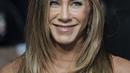 Sebelum berjalan di karpet merah, Jennifer Aniston  melakukan wawancara langsung di televisi untuk acara This Morning. Aniston tidak sengaja mengumpat saat berbicara secara virtual dengan pembawa acara Holly Willoughby dan Phillip Schofield. (AP Photo/Lewis Joly)