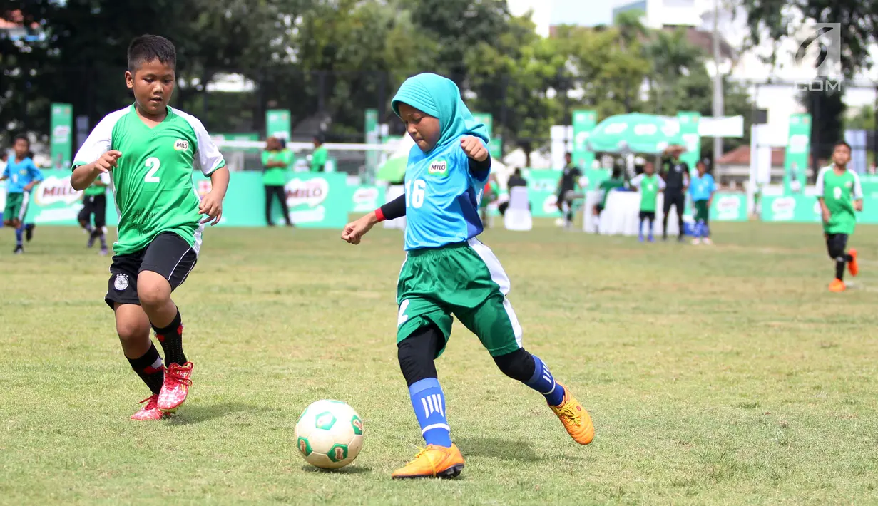 Siswi putri menggiring bola pada pertandingan babak 16 Besar MILO Football Championship Jakarta 2019 di Lapangan Banteng, Jakarta, Sabtu (2/3). Memasuki tahun kelima lebih dari 10.000 siswa dari 640 ikuti ajang berbakat. (Liputan6.com/Pool/Image Dynamics)