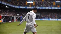 Selebrasi bintang Real Madrid, Cristiano Ronaldo, usai menjebol jala Deportivo La Coruna, pada laga di Stadion Riazor, akhir pekan lalu. Ronaldo menjadi favorit menggantikan peran Zlatan Ibrahimovic di Paris Saint-Germain.  (EPA/Cabalar Scene)