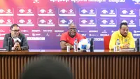 Pelatih Timnas Mozambik, Chiquinho Conde (tengah) saat menjalani sesi konferensi pers di Stadion Utama Gelora Bung Karno, Jakarta, Senin (8/6/2026). (Bola.com/Abdul Aziz)