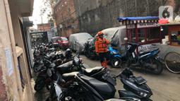 Sejumlah sepeda motor terparkir di sekitar Jalan Kebon Pala II, Jakarta, Selasa (25/2/2020). Banjir yang merendam kawasan tersebut menyebabkan warga mengungsikan kendaraannya ke tempat yang lebih tinggi. (Liputan6.com/Immanuel Antonius)
