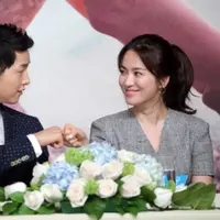 Song Joong Ki dan Song Hye Kyo di konferensi pers drama Descendants Of The Sun. foto: AsiaOne