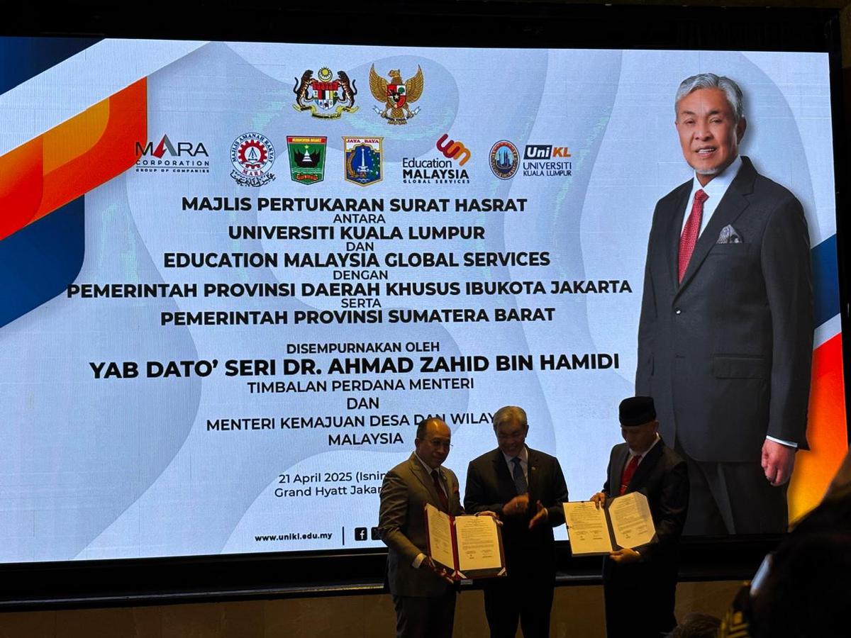 Wakil Perdana Menteri sekaligus Menteri Kemajuan Desa dan Wilayah Malaysia Ahmad Zahid Hamidi (tengah) saat menyaksikan penandatanganan LOI dengan Pemerintah Provinsi Sumatera Barat, Senin (21/4/2025), di DKI Jakarta.