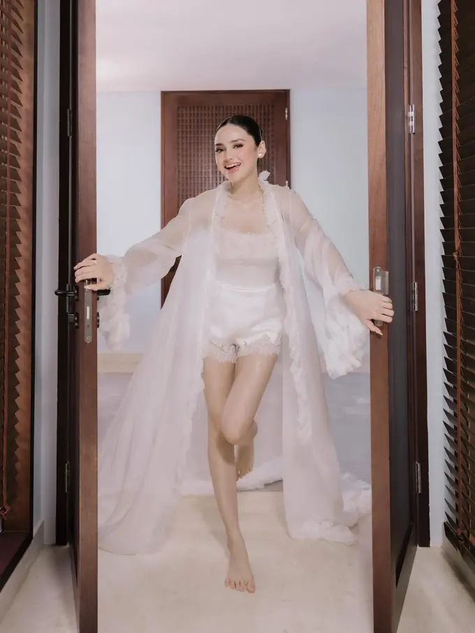 Syifa Hadju Tampil Berbeda dengan Bridal Robe Jumpsuit Putih di Momen Resepsi Bali