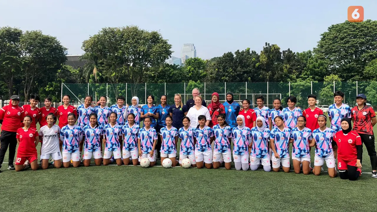 Sesi foto pelatihan sepak bola hari pertama di Lapangan Gelora Bung Karno, Jakarta pada hari Senin (5/6/2023).