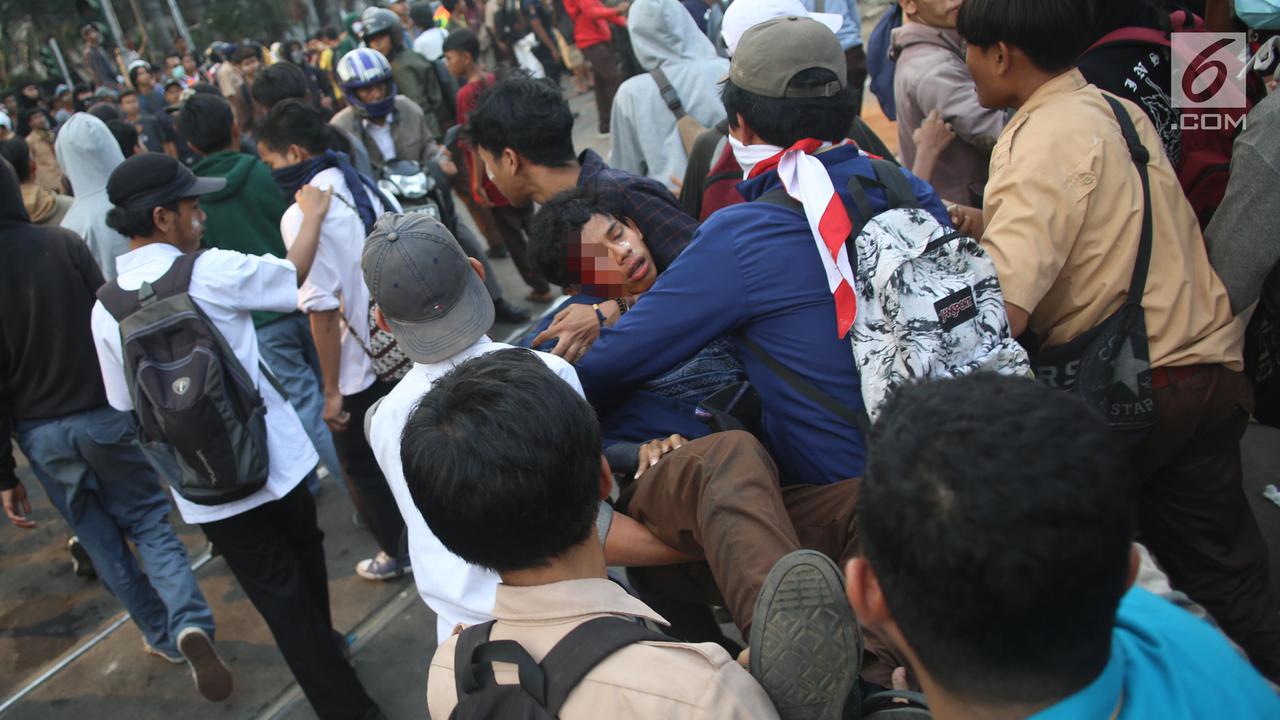 Gas Air Mata Bikin Pelajar Tumbang Saat Demo di DPR