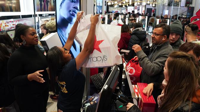 Konsumen memulai belanja saat acara penjualan Black Friday ketika gerai pusat perbelanjaan Macy membuka pintunya pada Hari Thanksgiving di New York, Kamis (28/11/2019). Selama Black Friday, warga Amerika merayakan tradisi dengan belanja dan berburu diskon-besaran. (Bryan R. Smith/AFP)