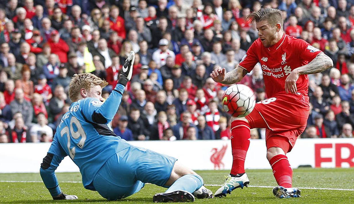 7. Pemain Liverpool, Alberto Moreno, berusaha mengecoh kiper Stoke pada laga Liga Premier Inggris di Stadion Anfield, Liverpool, Minggu (10/4/2016). Liverpool menang 4-1 atas Stoke. (Action Images via Reuters/Carl Recine)