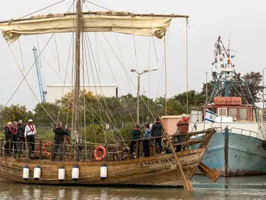 Anggota otoritas benda antik Israel mencoba replika kapal dagang Hellenic berusia 2500 tahun untuk berlayar di Pelabuhan Haifa, Israel (17/3). Kapal ini ditemukan di lepas Pantai Kibbutz, Israel. (AFP Photo/Jack Guez)