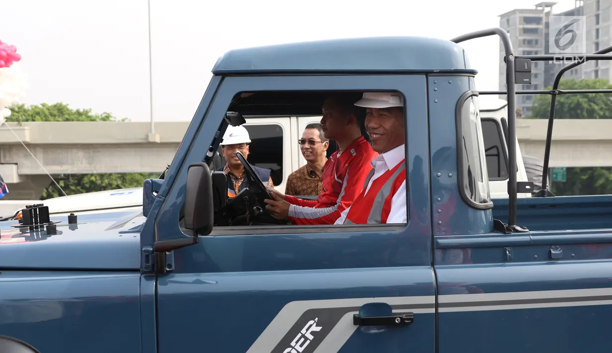 Presiden Joko Widodo (Jokowi) berada di dalam mobil jip seusai meresmikan jalan Tol Bekasi-Cawang-Kampung Melayu (Becakayu), Jumat (3/11). Bersama rombongan, Jokowi konvoi menjajal ruas tol Becakayu tersebut. (Liputan6.com/Angga Yuniar)