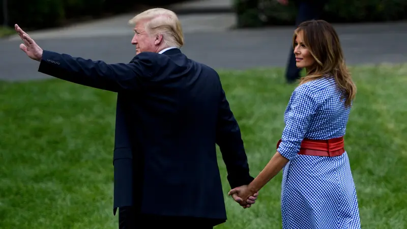 Donald Trump Gandeng Melania Trump