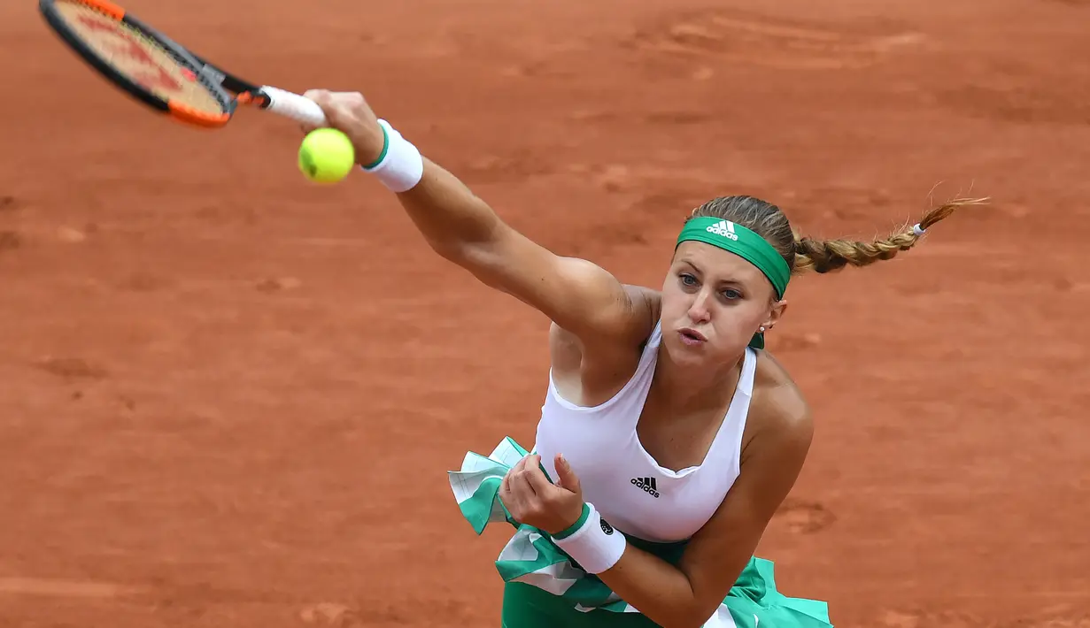Petenis Prancis Kristina Mladenovic memukul bola saat melawan petenis AS, Shelby Rogers dalam pertandingan French Open 2017 di Roland Garros, Paris (2/6). (AFP Photo/Francois Xavier Marit)