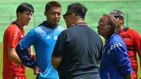 Ovan Tobing (jaket biru) hadir dalam latihan Arema, Rabu (14/11/2018). (Bola.com/Iwan Setiawan)