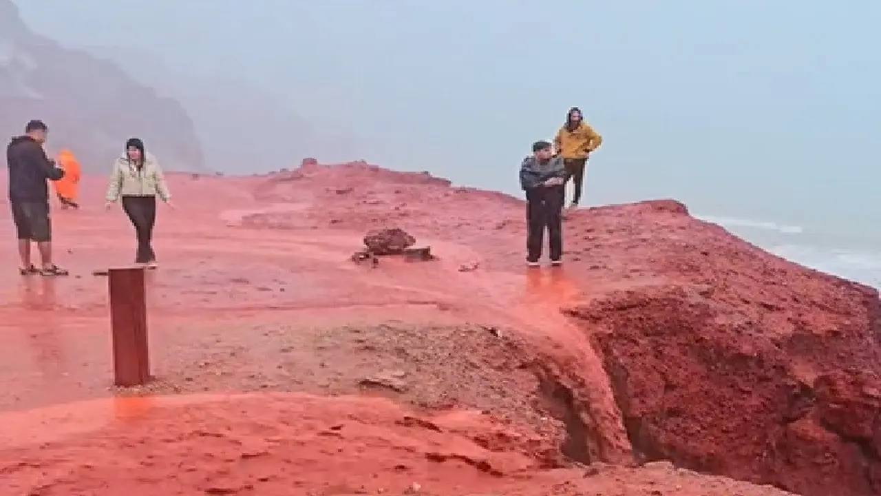 Fenomena Hujan Darah Bikin Tepi Pantai Pulau Hormuz Iran Menjadi Merah Menyala