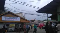 Spanduk penolakan penggusuran terpampang di sejumlah tempat di Kampung Luar Batang, Jakarta Utara. (Liputan6.com/Muslim AR)