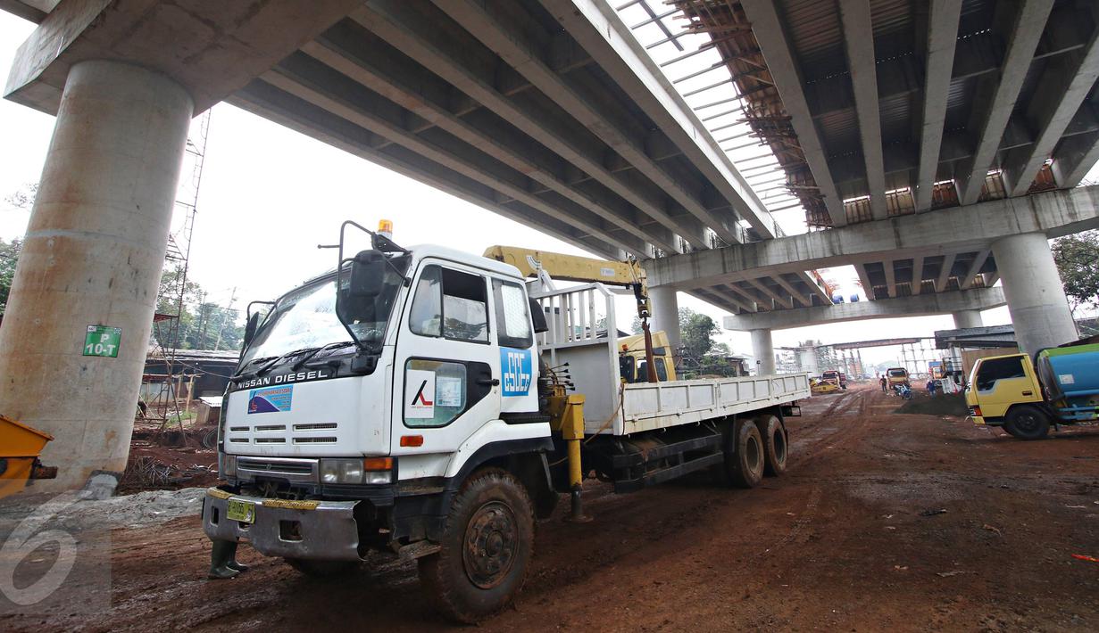 Sebuah truk melintas di area proyek jalan tol Depok-Antasari di kawasan Pondok Labu, Jaksel, Rabu (2/12/2015). Progress fisik Seksi I ruas Antasari-Sawangan sepanjang 12 km tersebut ditargetkan rampung pertengahan 2016. (Liputan6.com/Immanuel Antonius)
