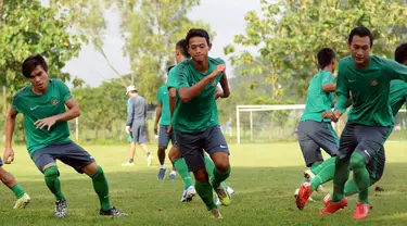 Sejumlah pemain timnas U-22 Indonesia menjalani sesi latihan di Lapangan Sutasoma, Halim Perdanakusuma, Jakarta, Selasa (3/3/2015). Latihan dilakukan untuk menghadapi babak Kualifikasi AFC Cup U-22 akhir Maret mendatang. (Liputan6.com/Helmi Fithriansyah)