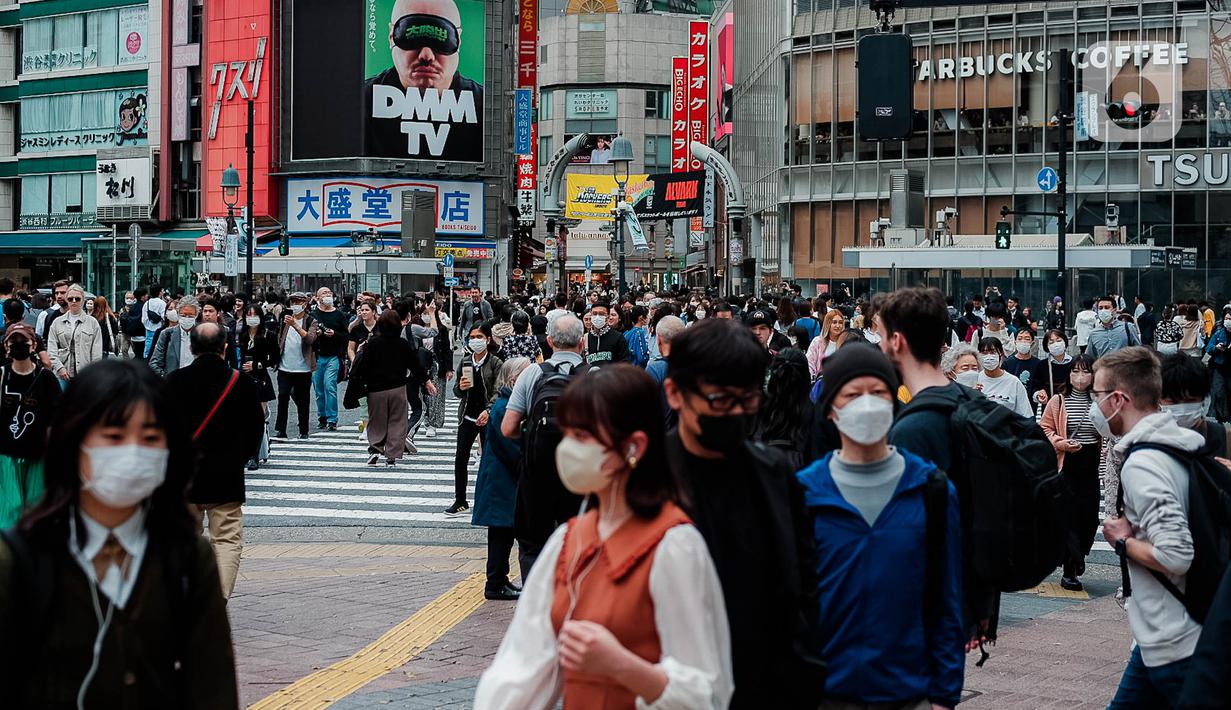 Warga menyeberang di pelican cross di Tokyo, Jepang, Sabtu (25/3/2023). (Liputan6.com/Faizal Fanani)