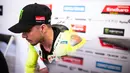 Pembalap Pertamina Enduro VR46, Fabio Di Giannatonio saat menunggu tes pramusim MotoGP 2024 di Lusail International Circuit, Doha, Qatar, Selasa (20/02/2024) waktu setempat. (Dok. Pertamina Enduro VR46 Racing Team)