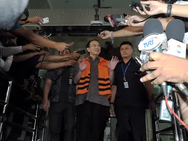 Mantan M‎enteri Agama Suryadharma Ali (SDA) saat keluar dari Gedung KPK usai menjalani pemeriksaan perdana, Jakarta, Rabu (15/4/2015). SDA menjadi tersangka dalam kasus penyelenggaraan haji 2012-2013. (Liputan6.com/Andrian M Tunay)