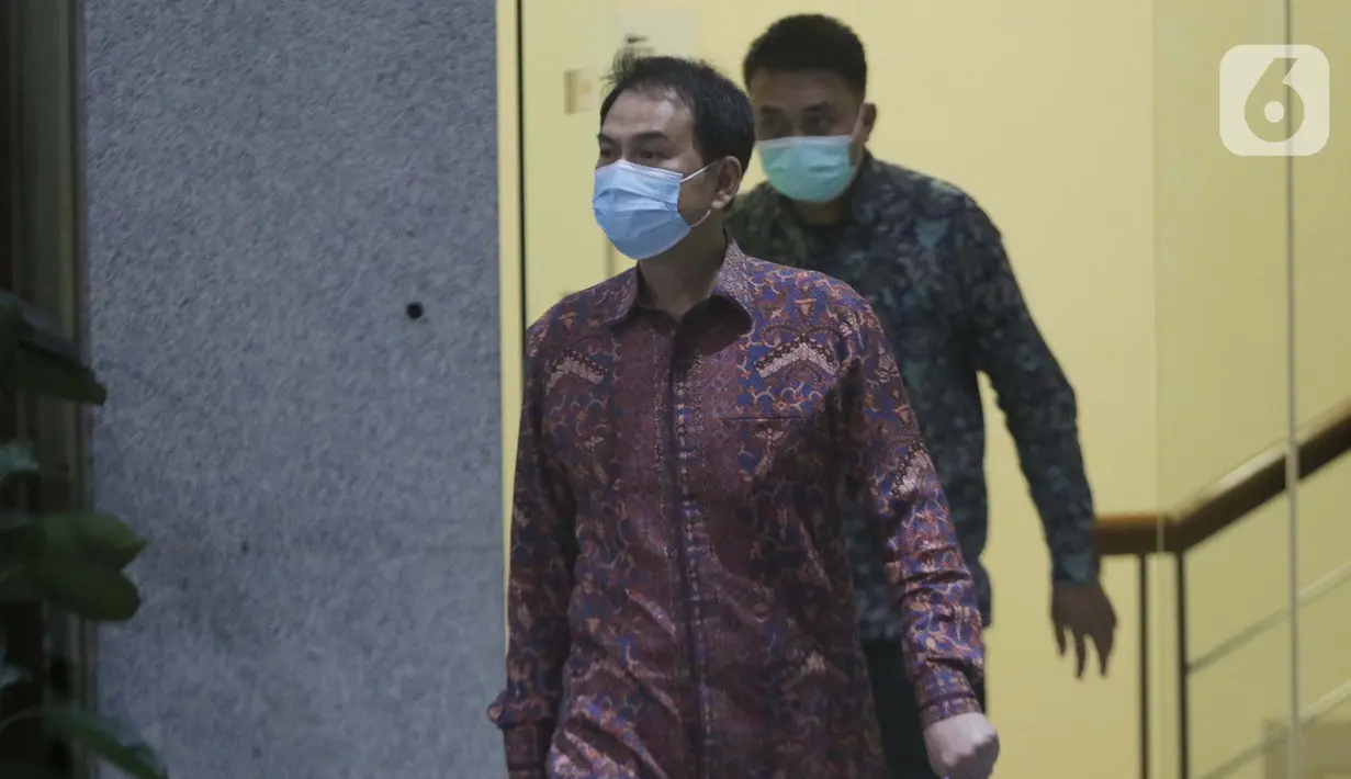 Wakil Ketua DPR RI, Azis Syamsuddin (depan) usai menjalani pemeriksaan di Gedung KPK, Jakarta, Rabu (9/6/2021). Azis Syamsuddin diperiksa sebagai saksi terkait kasus dugaan suap penanganan perkara yang menyeret penyidik KPK dari unsur Polri, Stefanus Robin Pattuju. (Liputan6.com/Helmi Fithriansyah)