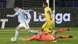 Penyerang Celta Vigo, Iago Aspas, berusaha mencetak gol ke gawang Cadiz pada laga lanjutan Liga Spanyol di Stadion Abanca Balaidos, Selasa (15/12/2020) dini hari WIB. Celta Vigo menang telak 4-0 atas Cadiz. (AFP/Miguel Riopa)