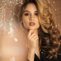 Bikin kamu makin jatuh cinta sama aktris berwajah indo ini. (Sumber foto: claurakiehl/instagram)