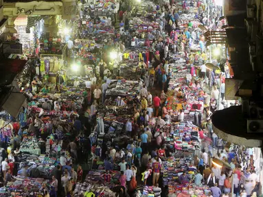 Sejumlah warga berbelanja di Al Ataba, pasar yang populer di pusat kota Kairo, Mesir, Rabu (15/7/2015). Muslim di seluruh dunia sedang mempersiapkan untuk menyambut datangnya Hari Raya Idul Fitri. (REUTERS/Mohamed Abd El Ghany)